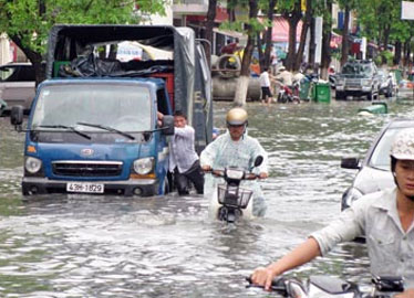 Đà Nẵng: Mưa ngập, giao thông hỗn loạn