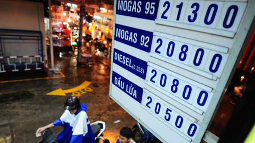 Từ 21g 26-8, giá xăng dầu giảm 300-500 đồng/lít